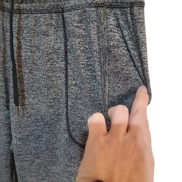 Under Armor Heather Dark Gray Cropped Joggers Athleisure Size Medium - Picture 3 of 6